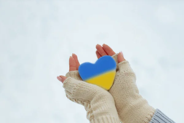 No hay guerra. Febrero el comienzo de la guerra en Ucrania la niña tiene un corazón de un color azul patético en sus manos. Paz en Ucrania —  Fotos de Stock