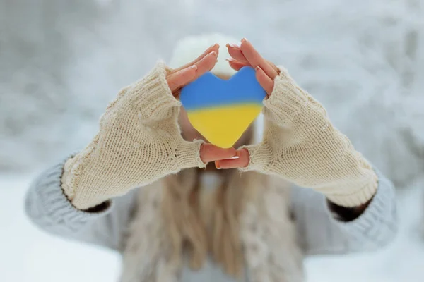 Não há guerra. Fevereiro o começo da guerra na Ucrânia a menina mantém um coração de uma cor azul patética em suas mãos. Paz na Ucrânia — Fotografia de Stock