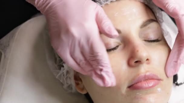 Лікування омолодження обличчя кремом у спа-центрі — стокове відео