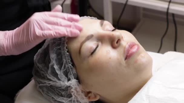 Tratamento de rejuvenescimento facial com creme no spa — Vídeo de Stock