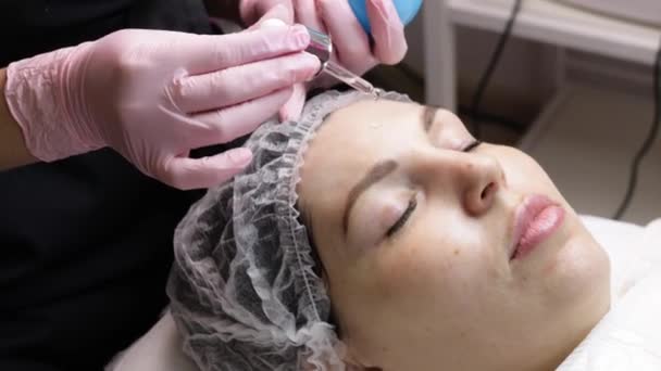 Лікування омолодження обличчя кремом у спа-центрі — стокове відео