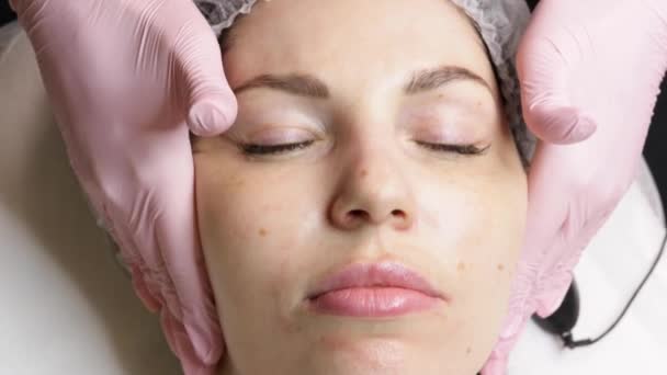 Tratamento de rejuvenescimento facial com creme no spa — Vídeo de Stock