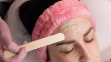 RF kaldırma. Genç bir kızın yüzüne jel sürüyorum. Cilt bakımı, yüz tazeleme.