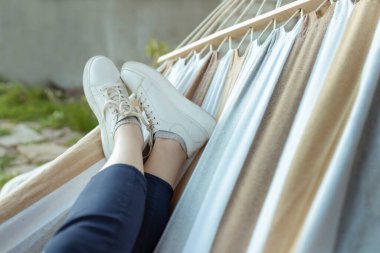 Yaz bahçesindeki hamakta dinleniyor.. 