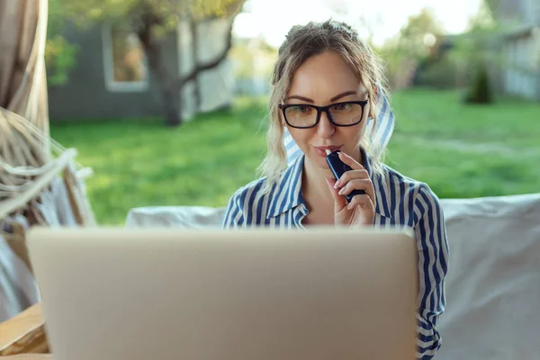 Menina Freelance Trabalha Computador Fuma Cigarro Eletrodo Fora Casa — Fotografia de Stock