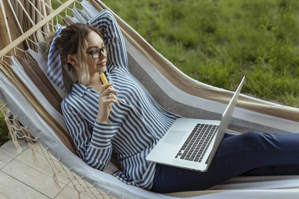 Junges Erwachsenes Mädchen Einer Hängematte Arbeitet Einem Computer Außerhalb Des — Stockfoto