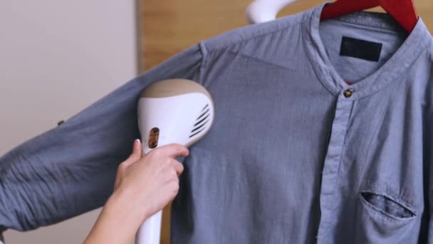 Hermosa Ama Casa Plancha Camisa Dentro Casa Con Vapor Lavandería — Vídeos de Stock