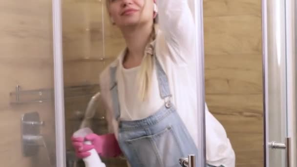 Piękna Gospodyni Domowa Czyści Szklankę Kabiny Prysznicowej Tabliczki Usługi Sprzątania — Wideo stockowe