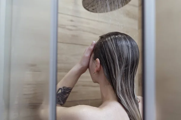 心の女性 清々しい水の下でシャワーを浴びている若い女性の背中側 健康的なライフスタイル — ストック写真