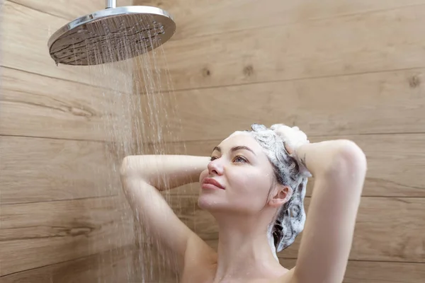 Beautiful Naked Young Woman Washes Her Hair Uses Shampoo While — Stockfoto