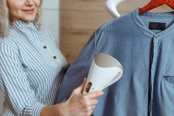 Bela Dona Casa Passa Camisa Dentro Casa Com Vapor Lavandaria — Fotografia de Stock