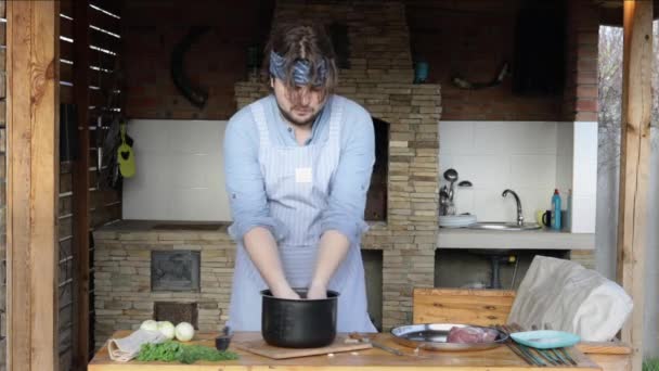一个穿着围裙的男人很滑稽地跳烤肉舞 壁炉边的厨师准备牛排 — 图库视频影像