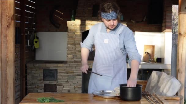 Egy Férfi Kötényben Húrokat Húz Egy Nyársra Kebabot Készít Belőle — Stock videók