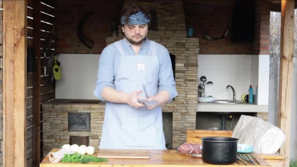 Man Cooking Meat Fireplace Cook Sharpens Knife — Vídeo de stock