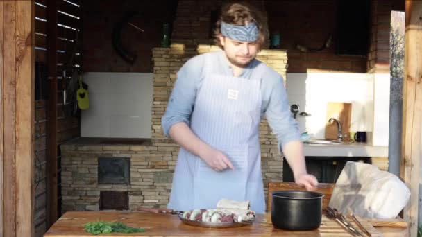 Homem Avental Amarra Pedaços Carne Espeto Faz Kebab Dele Perto — Vídeo de Stock
