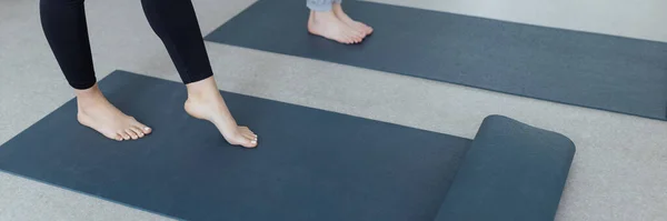 Λεπτά Γυναικεία Πόδια Στρώμα Γιόγκα Υγιεινός Τρόπος Ζωής Και Εκπαίδευση — Φωτογραφία Αρχείου
