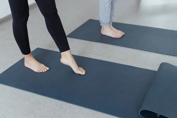 Yoga Minderinde Ince Kadın Bacakları Sağlıklı Yaşam Tarzı Vücut Ruhun — Stok fotoğraf