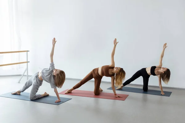 Bir Grup Kız Stüdyoda Yoga Dersleri Alıyor Grup Yoga Sınıfında — Stok fotoğraf