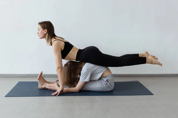 Sporty Yogi Sisters Doing Fitness Training Pair Couple Yoga — Fotografia de Stock