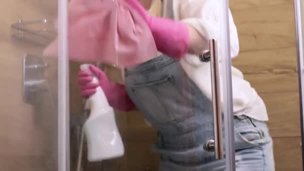 Uma Bela Dona Casa Limpa Copo Cabine Chuveiro Placa Serviço — Vídeo de Stock