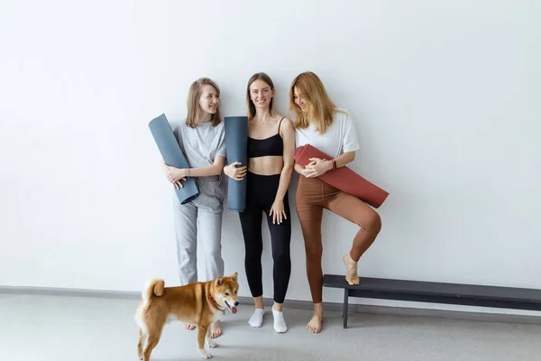 Beautiful Young Girls Hands Yoga Mat Karemat Stand Wall Smiling — Zdjęcie stockowe