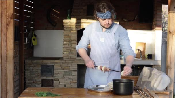 Egy Férfi Kötényben Húrokat Húz Egy Nyársra Kebabot Készít Belőle — Stock videók