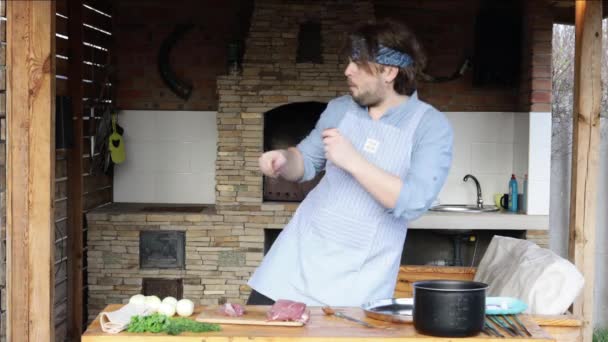 Cheerful Dancing Man Slices Meat Backyard Barbecue Gazebo — Vídeos de Stock