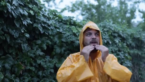 Man Woods Caught Rain Portrait Man Yellow Raincoat Dripping Raindrops — Αρχείο Βίντεο