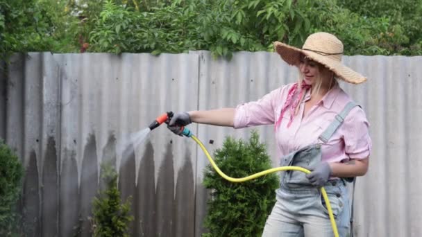 Young Adult Woman Wateres Vegetable Garden Garden Hose House Beautiful — стоковое видео