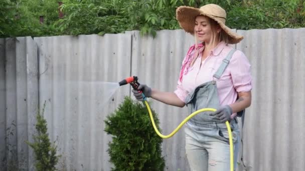 Young Adult Woman Wateres Vegetable Garden Garden Hose House Beautiful — Vídeo de stock