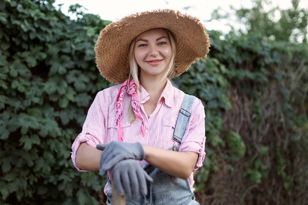 Beautiful Young Woman Gardening Summer Nature — Stock Photo, Image