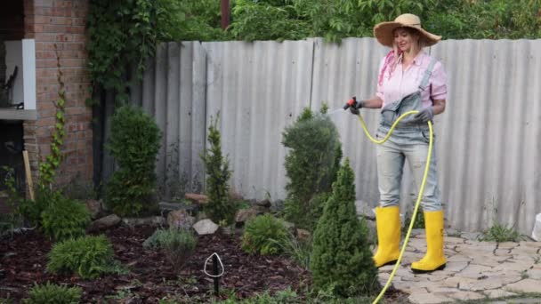 Young Adult Woman Wateres Vegetable Garden Garden Hose House Beautiful — Stockvideo