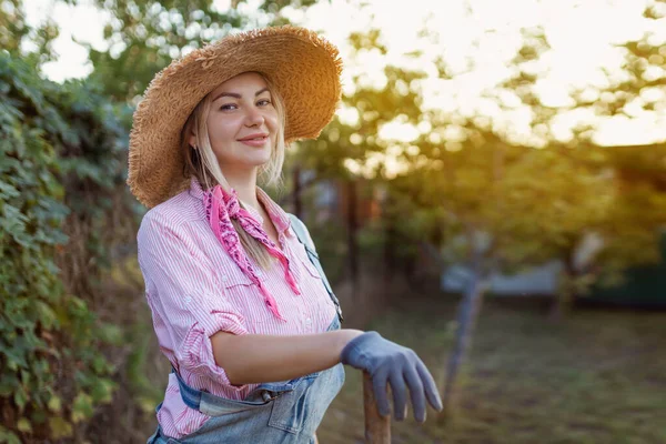 外で庭いじりを夏の自然の中の美しい若い女性 — ストック写真