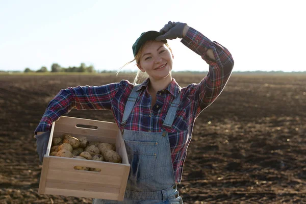 Happy Smiling Caucasian Female Potato Farmer Gardener Agriculture Food Production — Stok Foto