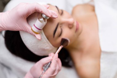 Retinol Serumu ile Kimyasal Kabuk Yüzü Tedavisi