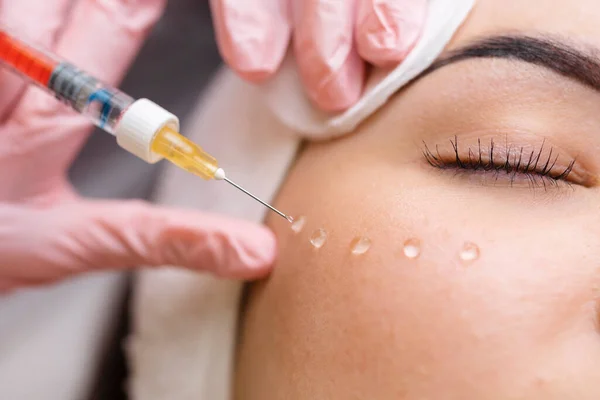 Cosmetólogo Hace Rejuvenecedoras Inyecciones Antiarrugas Cara Una Mujer Hermosa Cosmetología — Foto de Stock