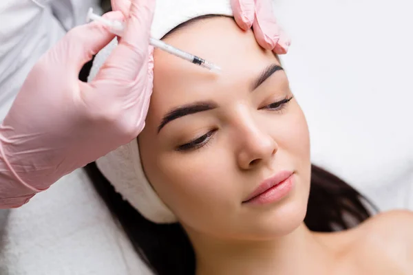 Primer Plano Las Manos Del Joven Cosmetólogo Inyectando Botox Cara — Foto de Stock