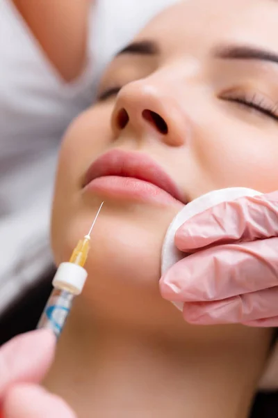 Zabieg Korekcji Kształtu Ust Salonie Kosmetycznym Specjalista Wykonuje Wstrzyknięcie Usta — Zdjęcie stockowe
