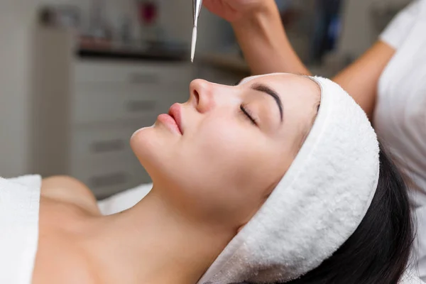 Primo Piano Una Donna Che Curare Viso Con Una Maschera — Foto Stock