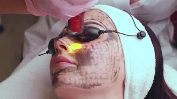 Beautician Face Coajă Carbon Hardware Pentru Tânăr Client Frumos Într — Videoclip de stoc