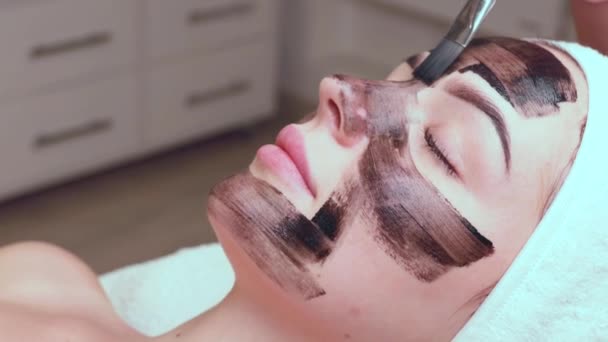 Kozmetolog Alkalmazó Fekete Maszk Csinos Arc Visel Kesztyűt Gyönyörű Spa — Stock videók