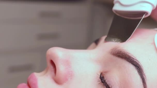 Pembersihan Wajah Dengan Usg Scrubber Wanita Menerima Ultrasound Facial Peeling — Stok Video