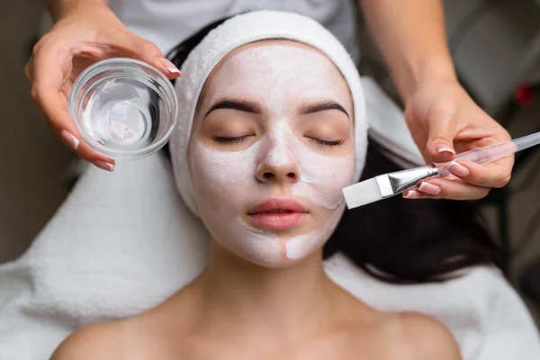 Zbliżenie Kobietę Leczoną Maską Glinianą Kosmetologia Spa Wysokiej Jakości Materiał — Zdjęcie stockowe