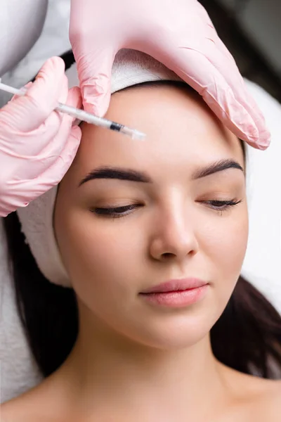 Primo Piano Mani Cosmetologo Giovane Che Inietta Botox Faccia Femminile — Foto Stock