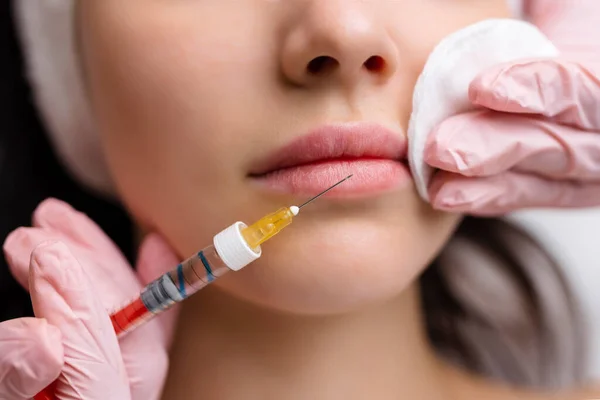 Zabieg Korekcji Kształtu Ust Salonie Kosmetycznym Specjalista Wykonuje Wstrzyknięcie Usta — Zdjęcie stockowe