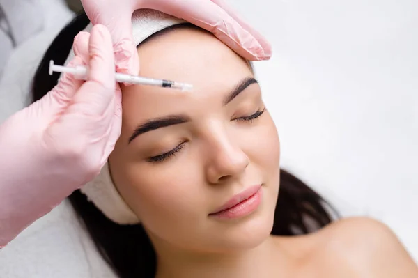 Primo Piano Mani Cosmetologo Giovane Che Inietta Botox Faccia Femminile — Foto Stock