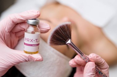 Yaremche, Bukovel, Ukrayna - 10 Ocak 2022 Prx-T33 prosedürüne hazırlık. Retinol Serumu ile Kimyasal Kabuk Yüzü Tedavisi