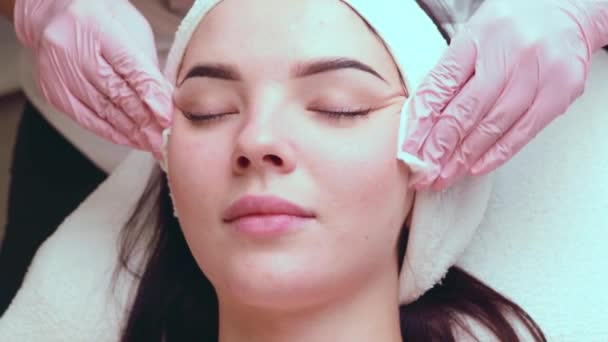 Curățarea Facială Ultrasunete Scrubber Femeia Care Primește Ultrasunete Peeling Facial — Videoclip de stoc