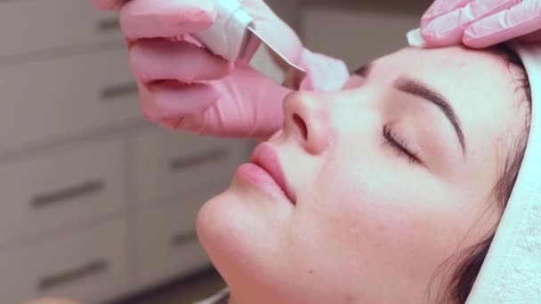 Очищення Обличчя Ультразвуковим Скрабером Жінка Отримує Ультразвукове Чищення Обличчя Косметологія — стокове відео