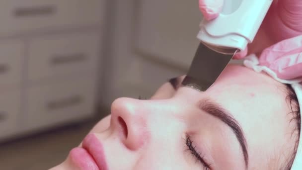 Nettoyage Visage Avec Épurateur Ultrasons Femme Recevant Échographie Visage Pelage — Video